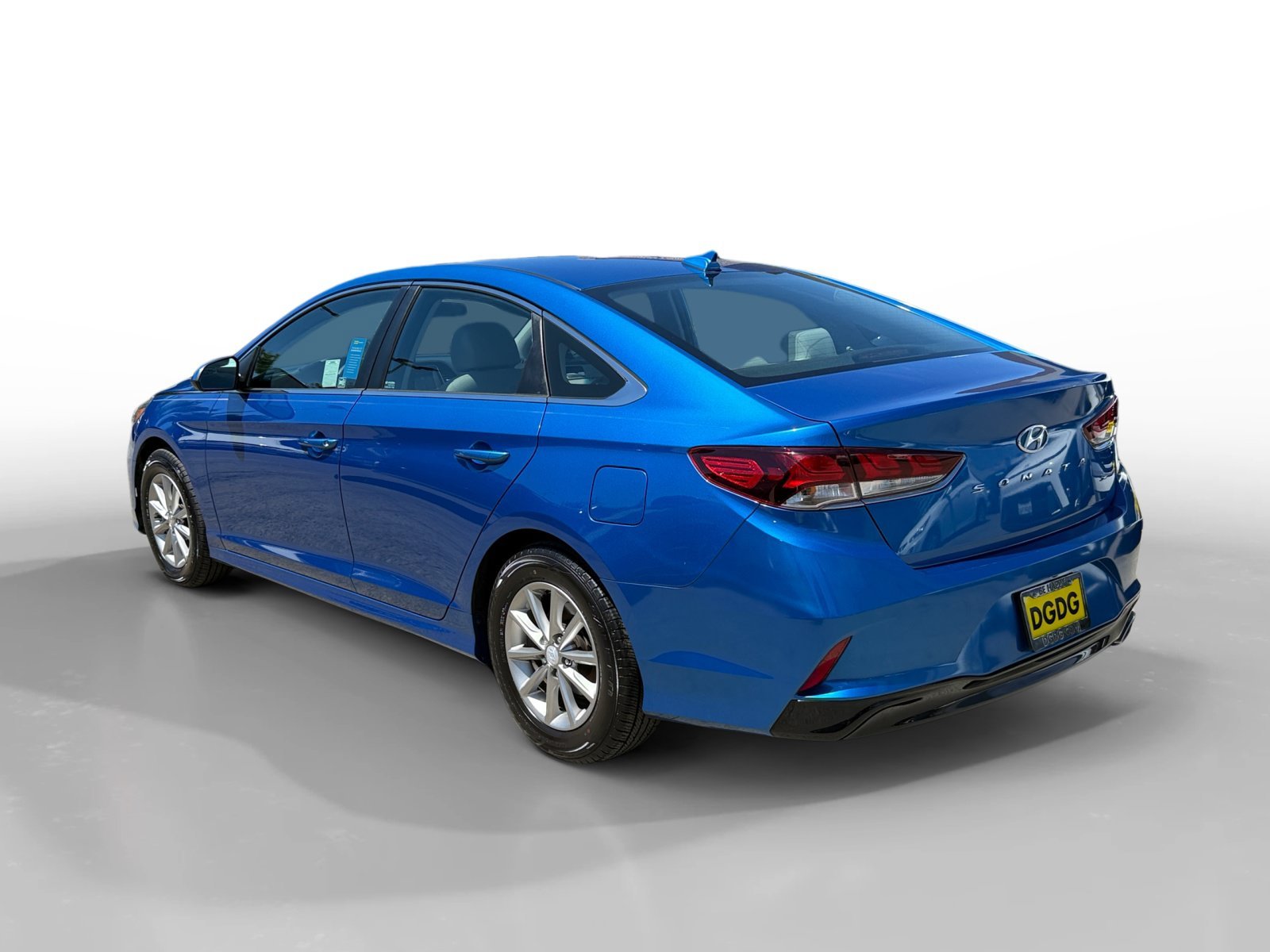 Used 2018 Electric Blue Hyundai SE image 3