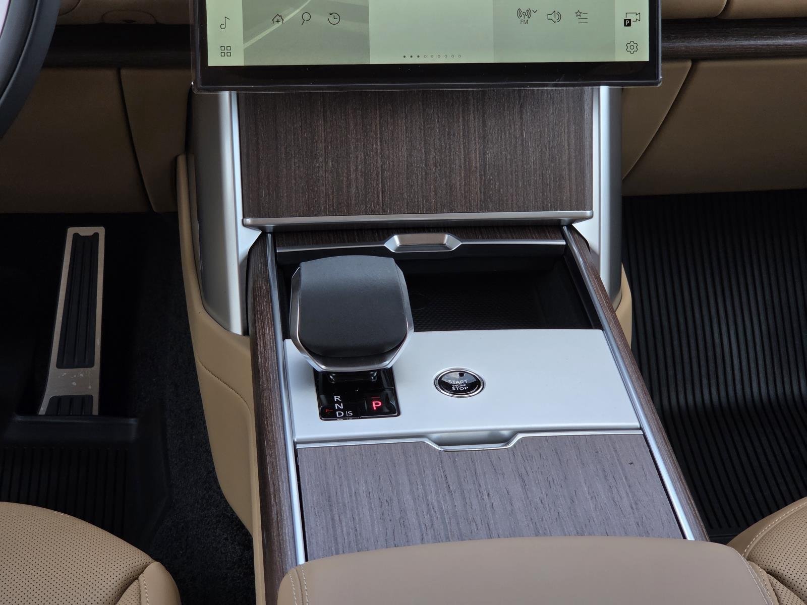 New 2026 Eiger Grey Land Rover SE image 17