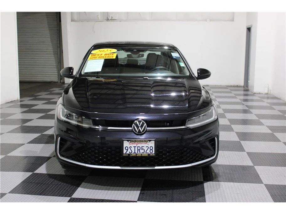2025 Volkswagen Jetta SE - Photo 2
