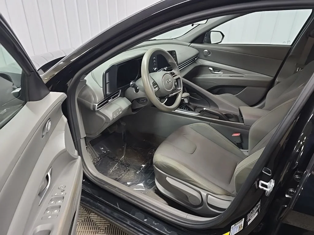 Used 2022 Black Hyundai SE image 28