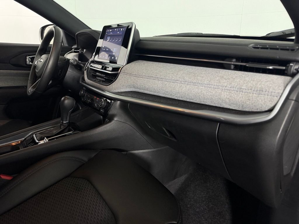 Used 2025 White Jeep Latitude image 31