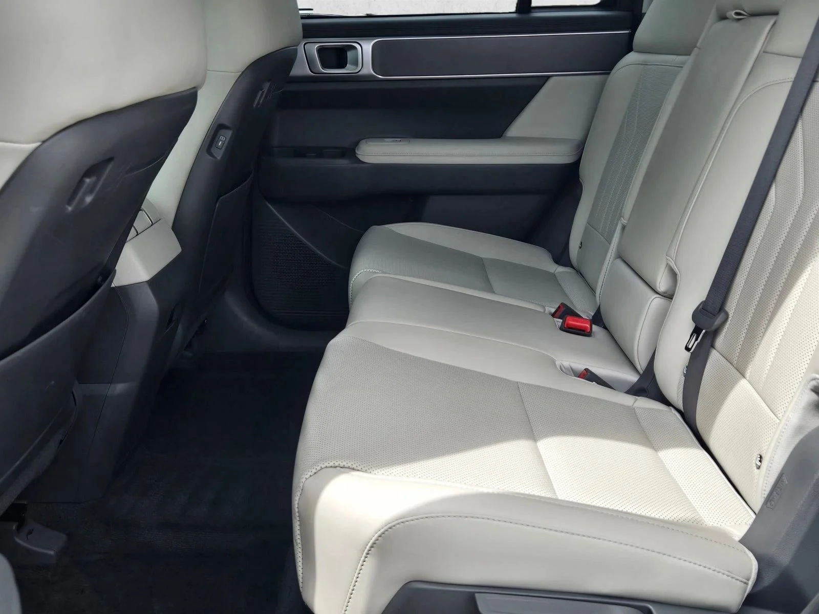 Used 2024 Shimmering Silver Hyundai SEL image 19