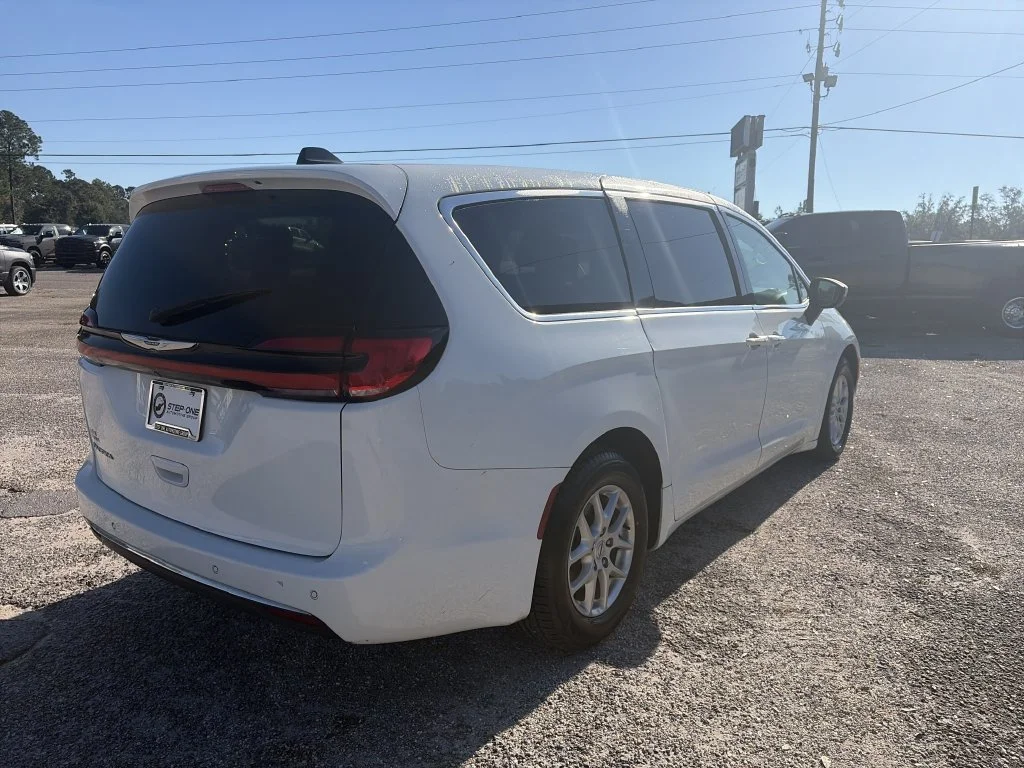 Used 2023 White Chrysler Touring L image 6