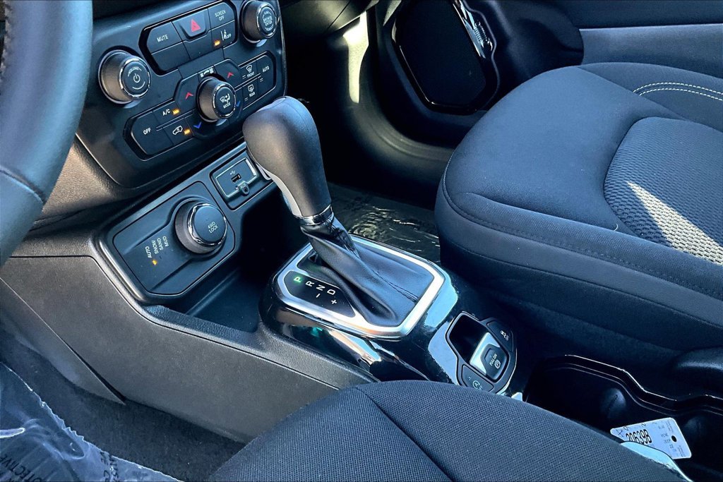 Used 2022 Teal Jeep Altitude image 18