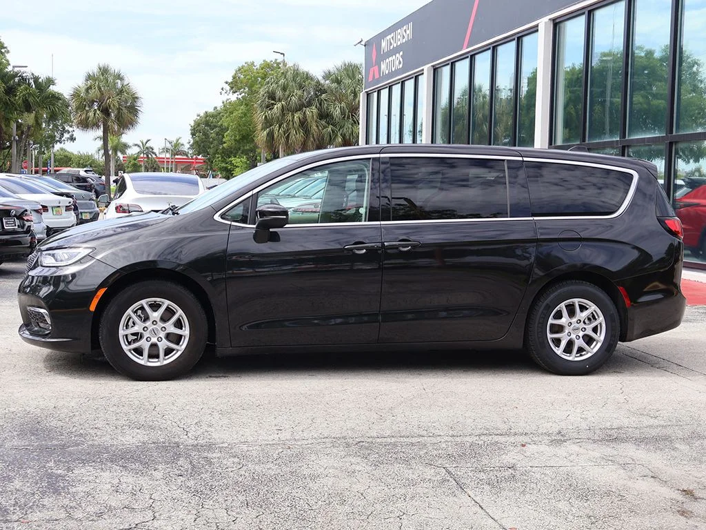Used 2023 Black Chrysler Touring L image 15