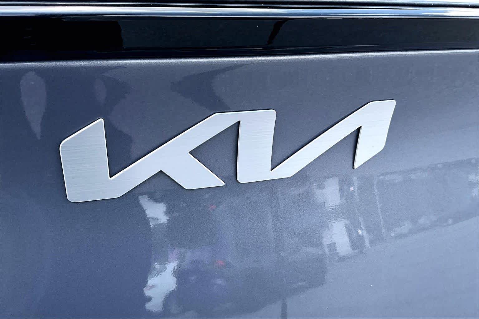 Used 2024 Everlasting Silver Kia EX image 30