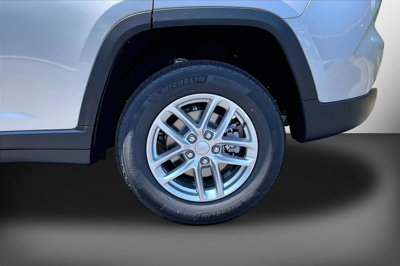 New 2026 Silver Zynith Jeep Laredo image 28