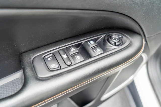 Used 2019 White Clearcoat Jeep Latitude image 18