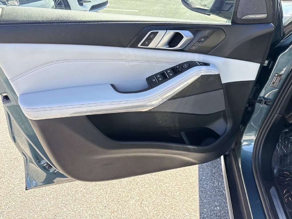 Used 2024 Blue BMW xDrive40i image 19