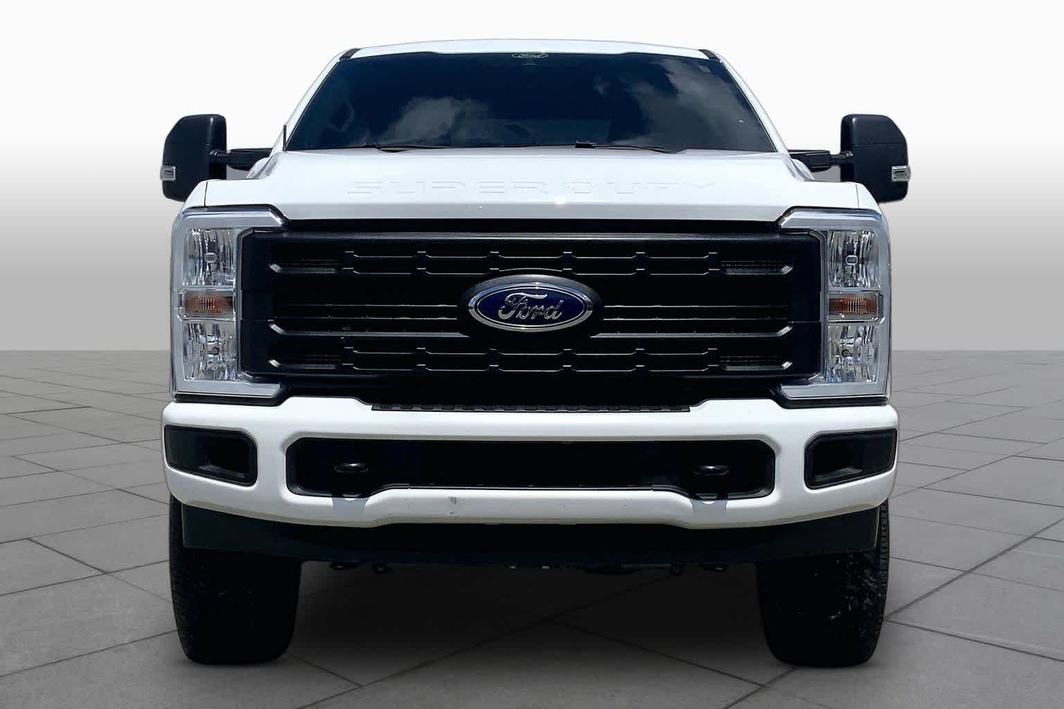 Used 2025 Oxford White Ford F-250 Pickup XL image 4