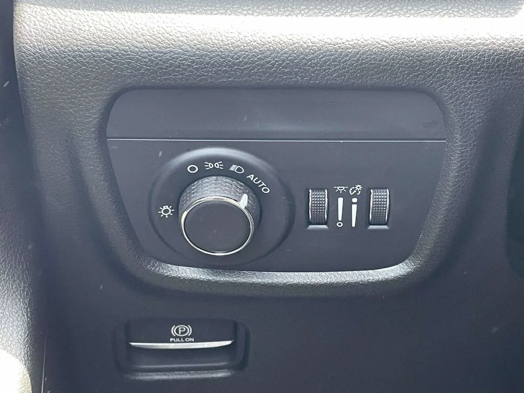Used 2025 Silver Jeep Altitude image 28