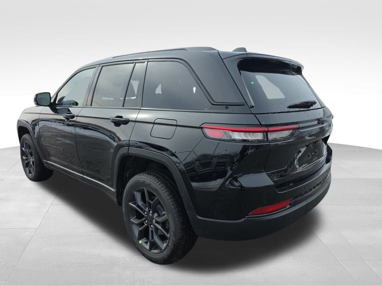 New 2025 Diamond Black Crystal Pearl-Coat Exterior Paint Jeep Limited image 5