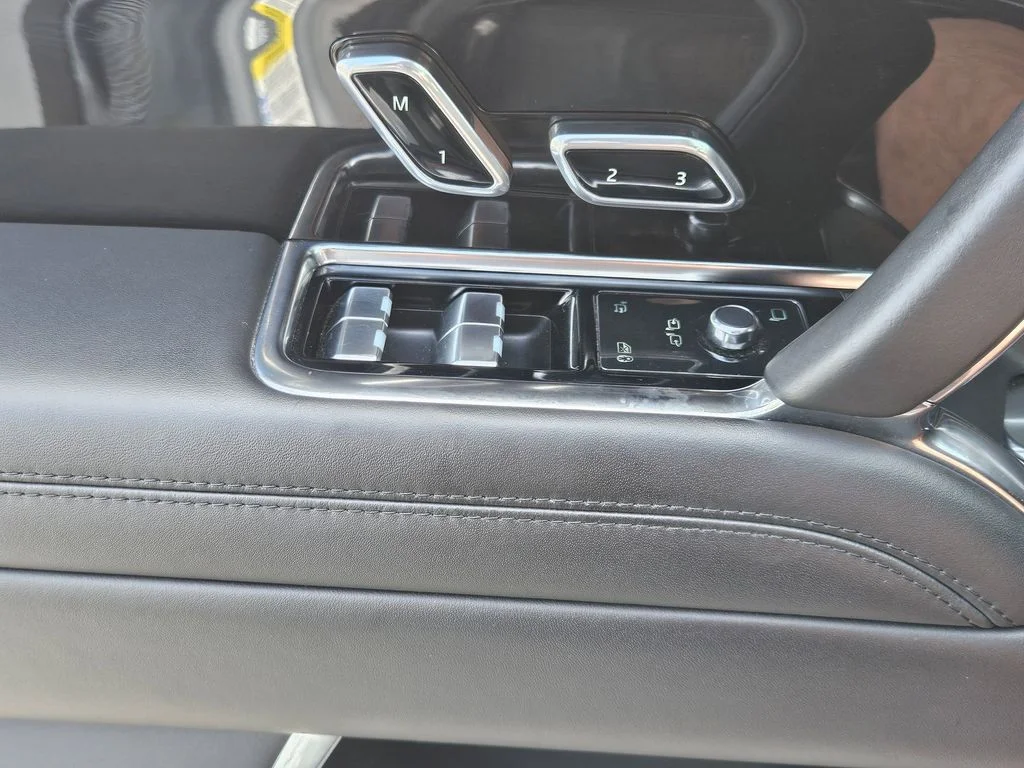 Used 2023  Land Rover Autobiography image 11