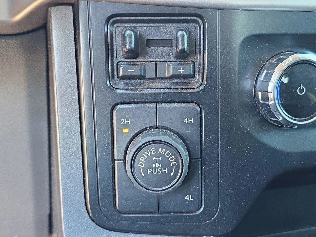 Used 2023 Agate Black Metallic Ford XLT image 34