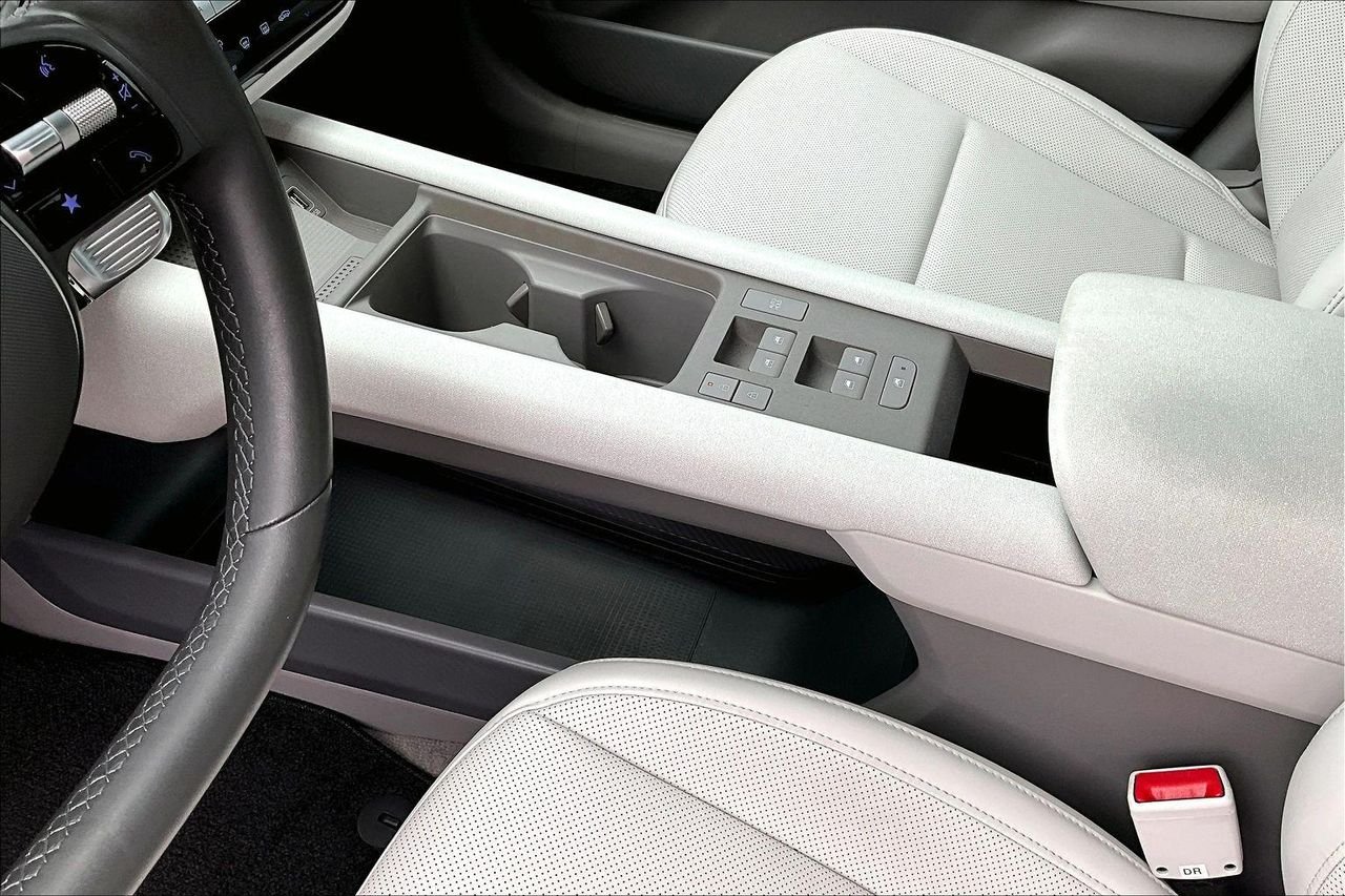 Used 2025 Serenity White Hyundai SEL image 19