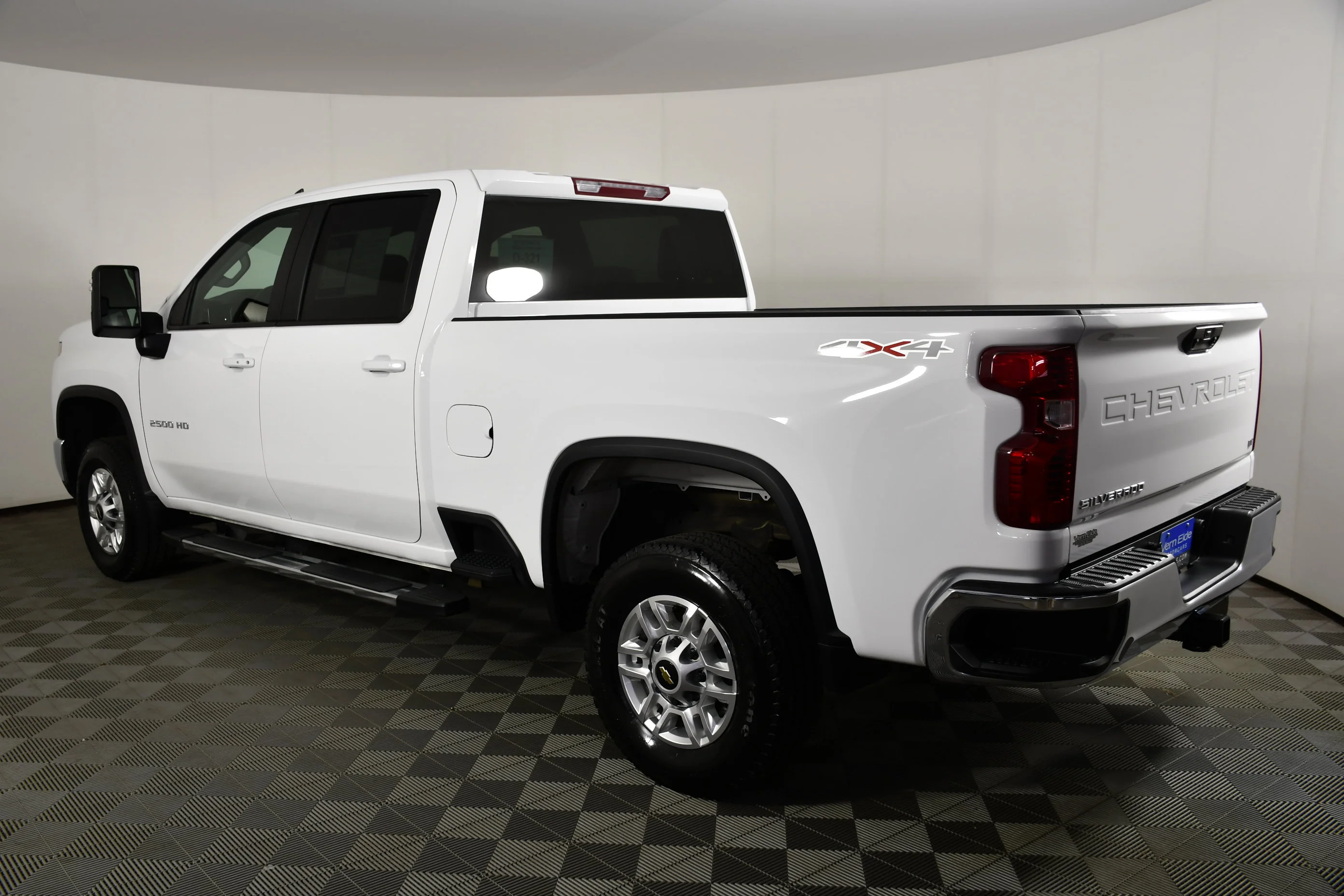 Used 2025 Summit White Chevrolet LT image 8