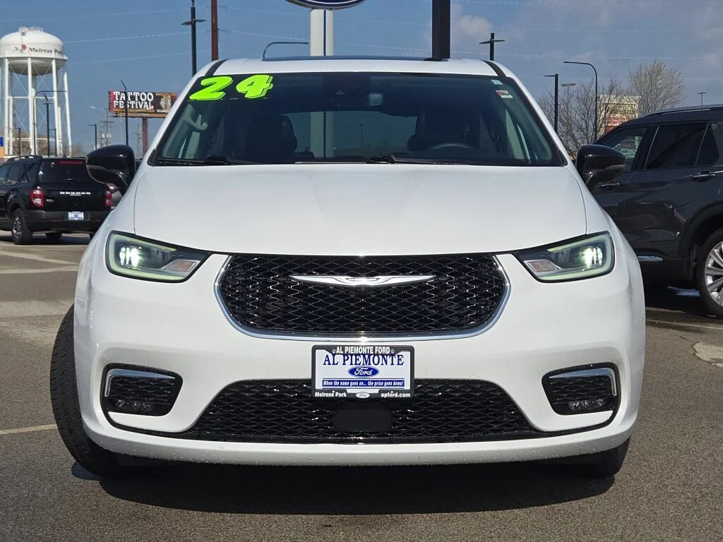 Used 2024 White Chrysler Limited image 4