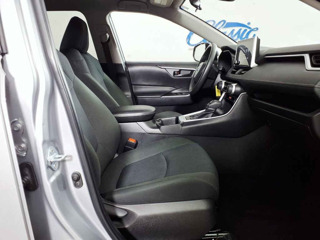 2025 Toyota RAV4 LE - Photo 11