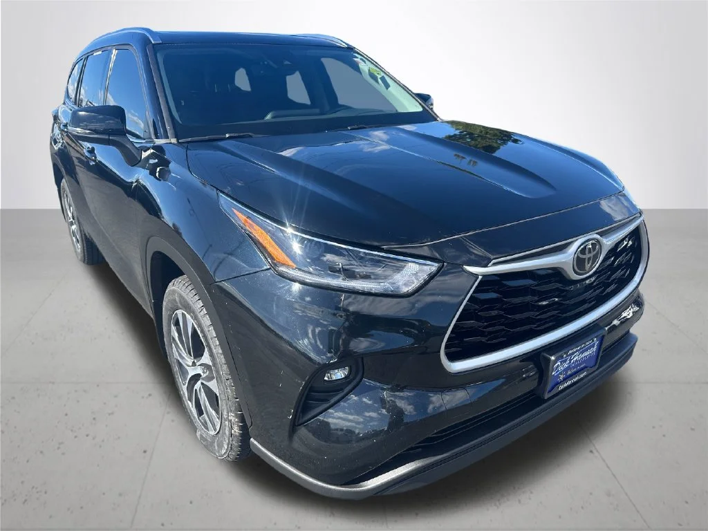 Used 2021 Black Toyota XLE image 5
