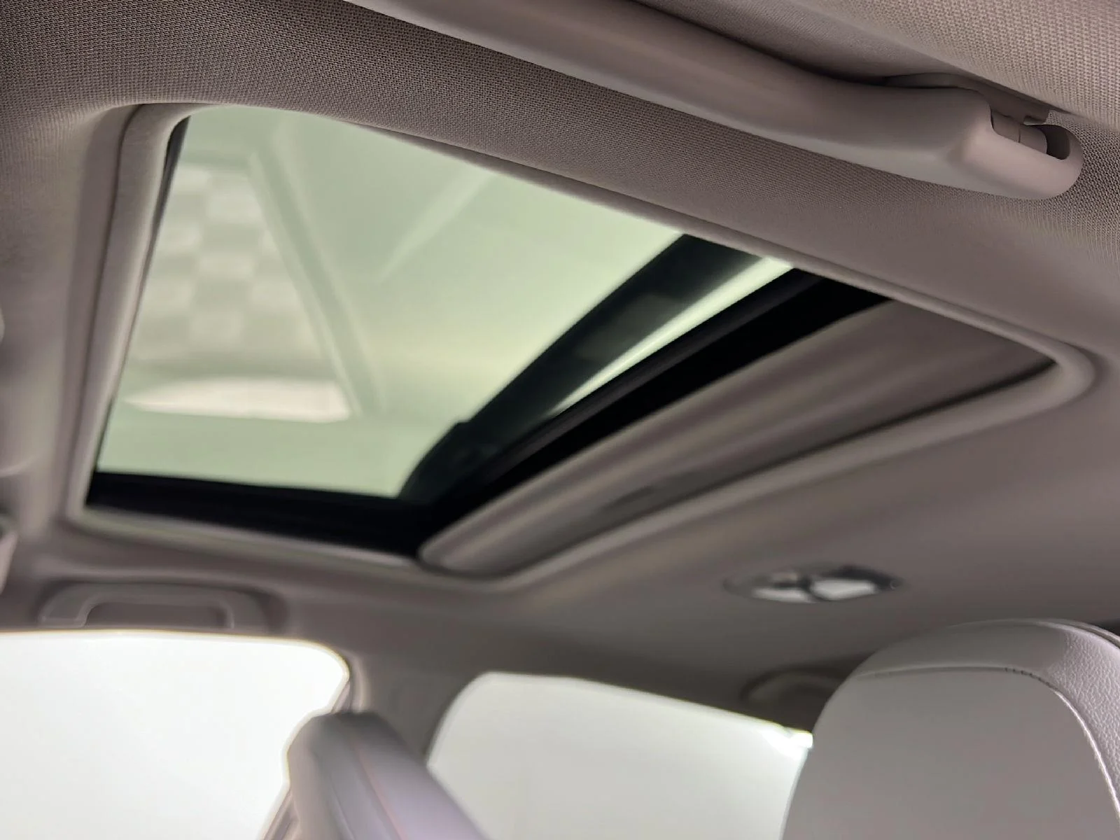 Used 2019 Crystal White Pearl Subaru Limited image 22
