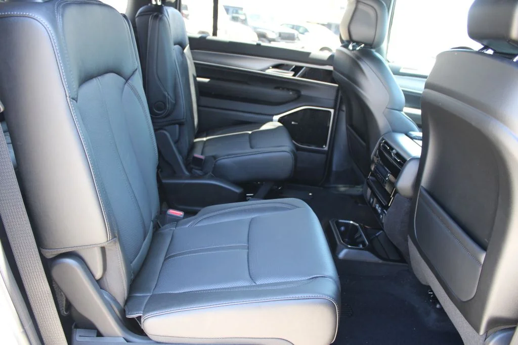 New 2026 Silver-Zynith Exterior Paint Jeep Limited Reserve image 13