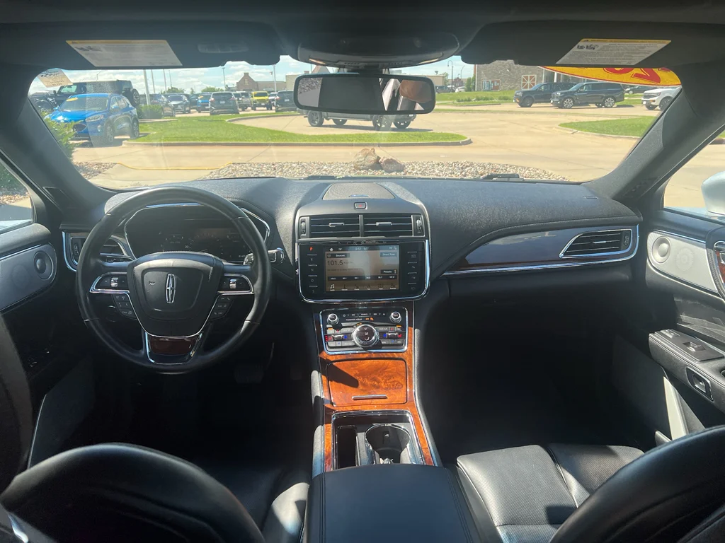 Used 2018 Ingot Silver Metallic Lincoln Reserve image 2