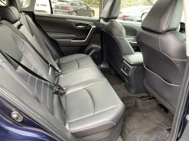 Used 2024  Toyota XLE Premium image 25