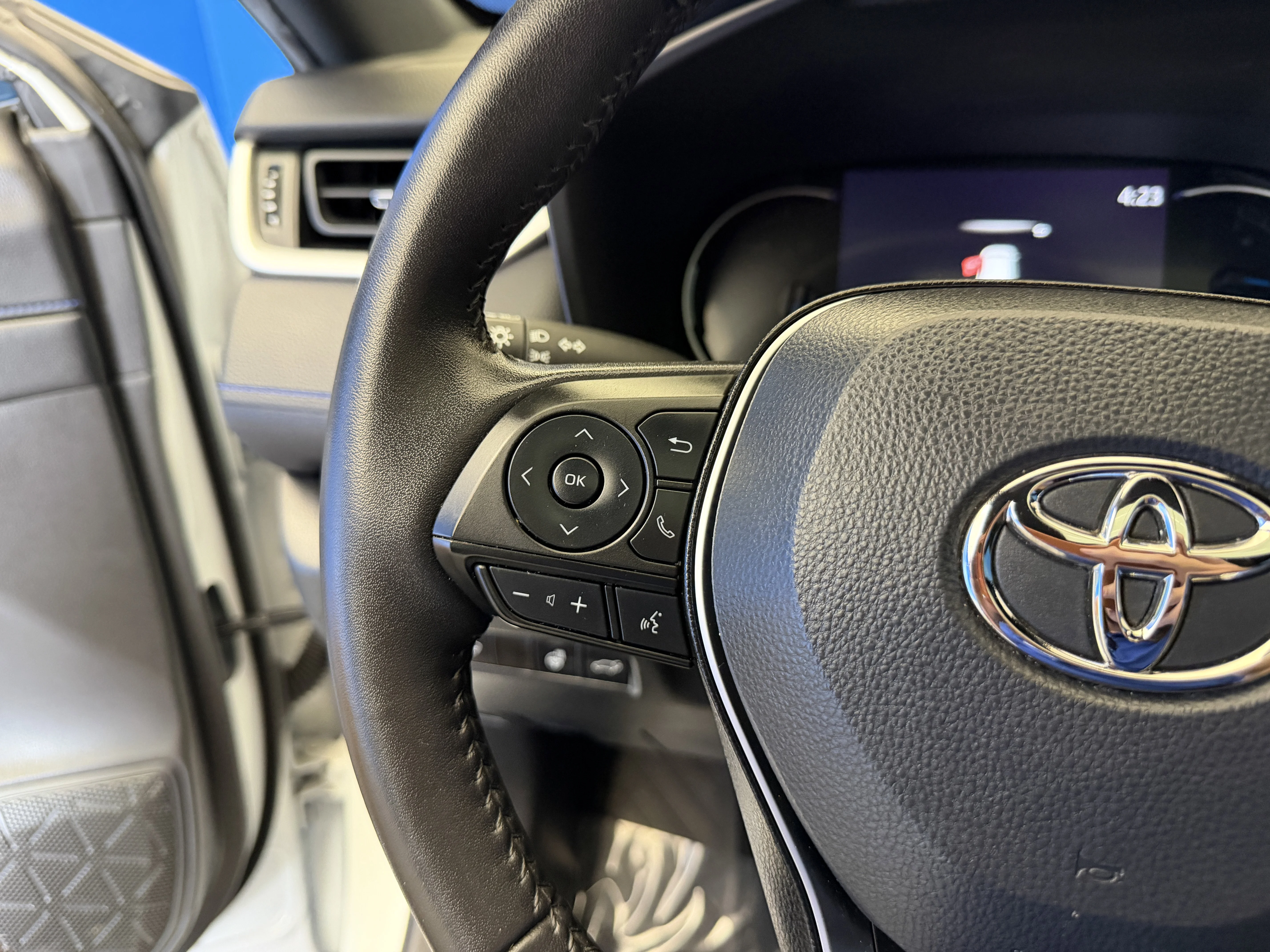 Used 2022 Blizzard Pearl/Midnight Black Metallic Toyota Hybrid XSE image 16