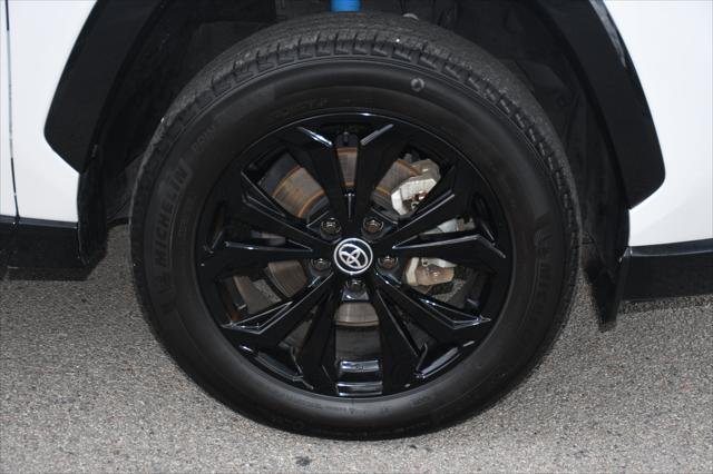 Certified Used 2024 MID BLK/WIND CHILL Toyota  image 23