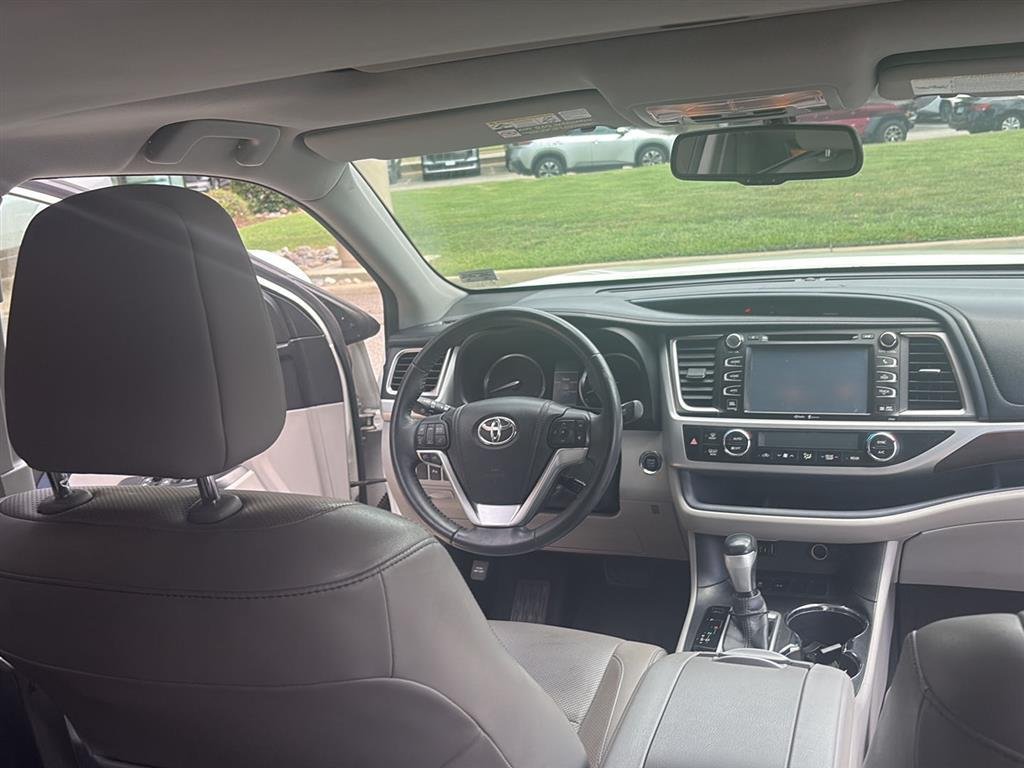 Used 2014 WHITE TOYOTA  image 25