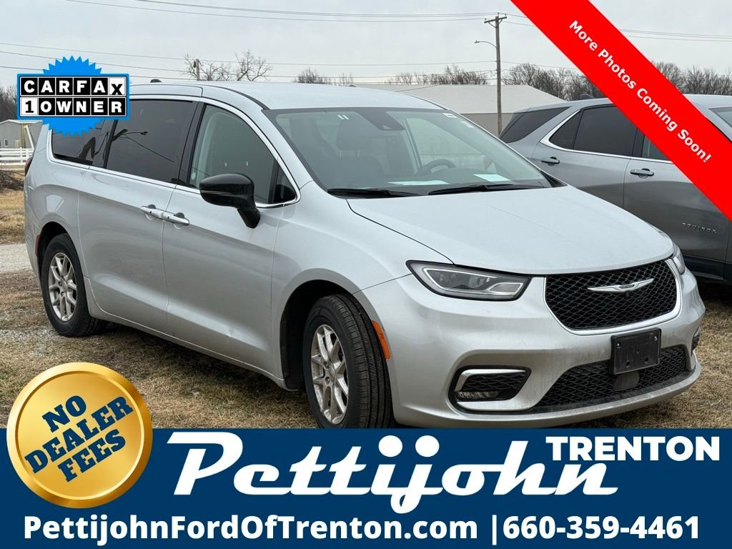 2024 Chrysler Pacifica Touring L's photo