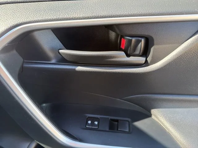 2019 Toyota RAV4 LE - Photo 48