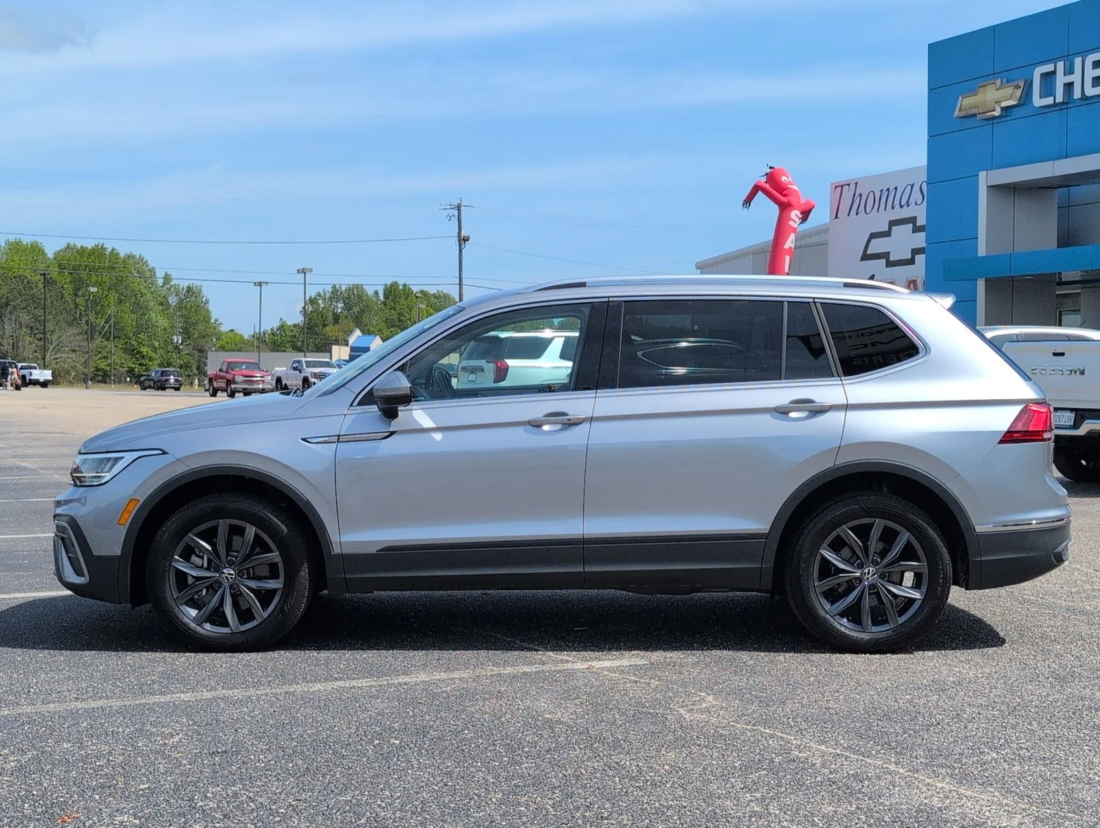 Used 2024  Volkswagen 2.0T SE image 2