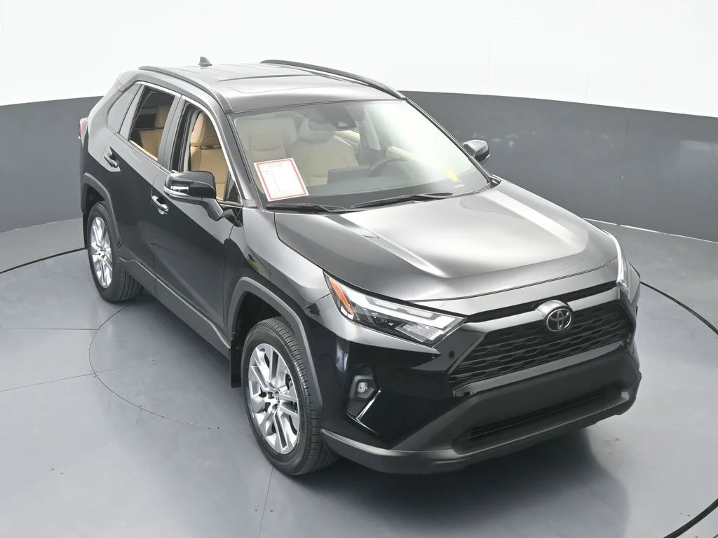 Used 2025 Midnight Black Metallic Toyota XLE Premium image 57