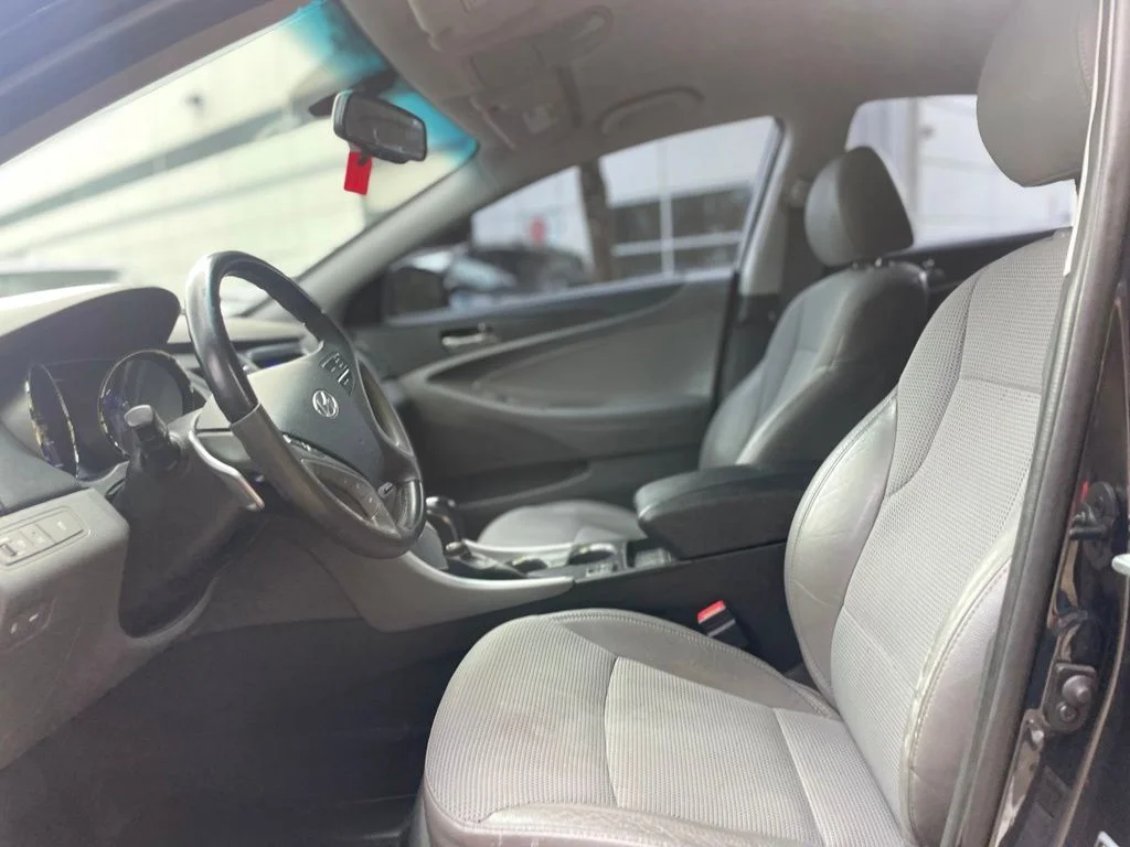 Used 2013 Pacific Blue Pearl Mica Hyundai SE image 18