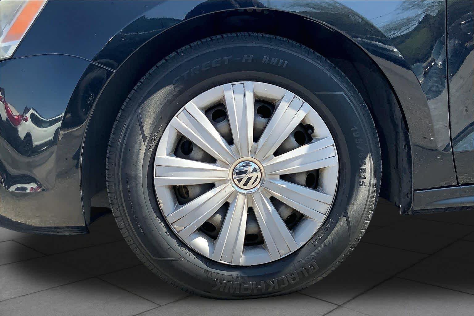 Used 2012 Candy White Volkswagen Base image 8
