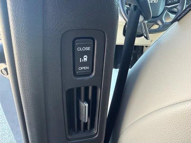 Used 2025 Silver Honda EX-L image 23