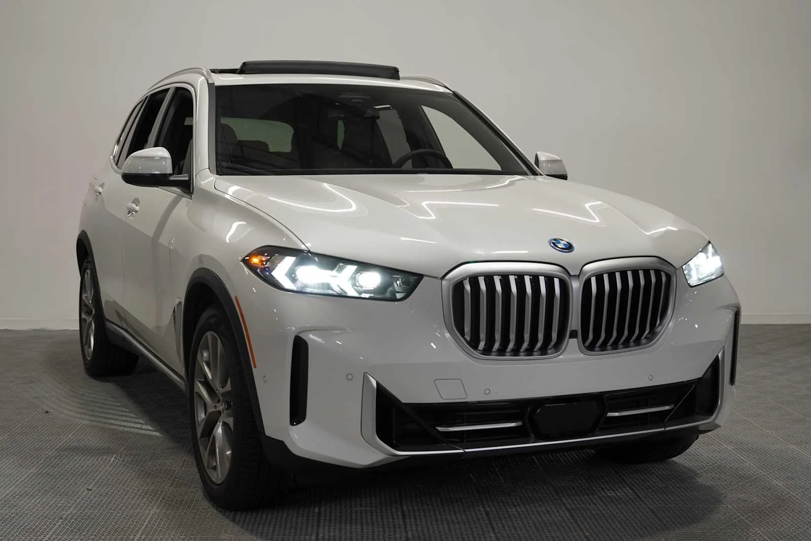 Used 2026 Mineral White Metallic BMW xDrive50e image 3