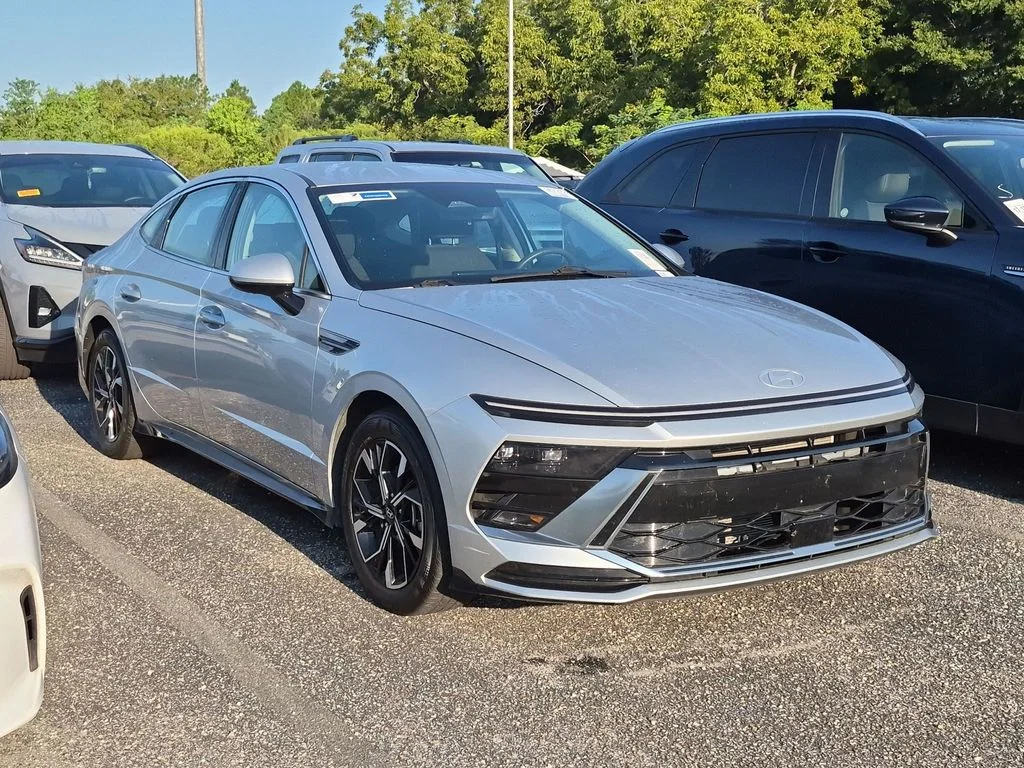 Used 2025 Silver Hyundai SEL image 4