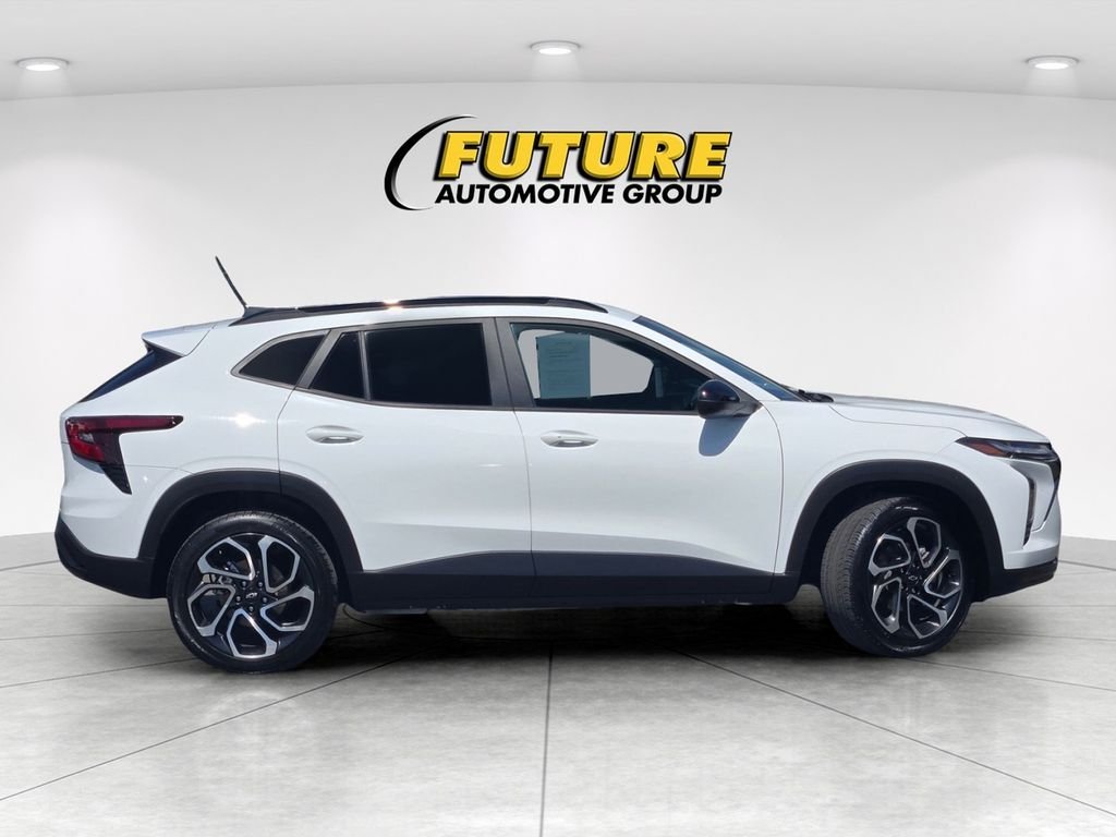 Used 2025 White Chevrolet 2RS image 3