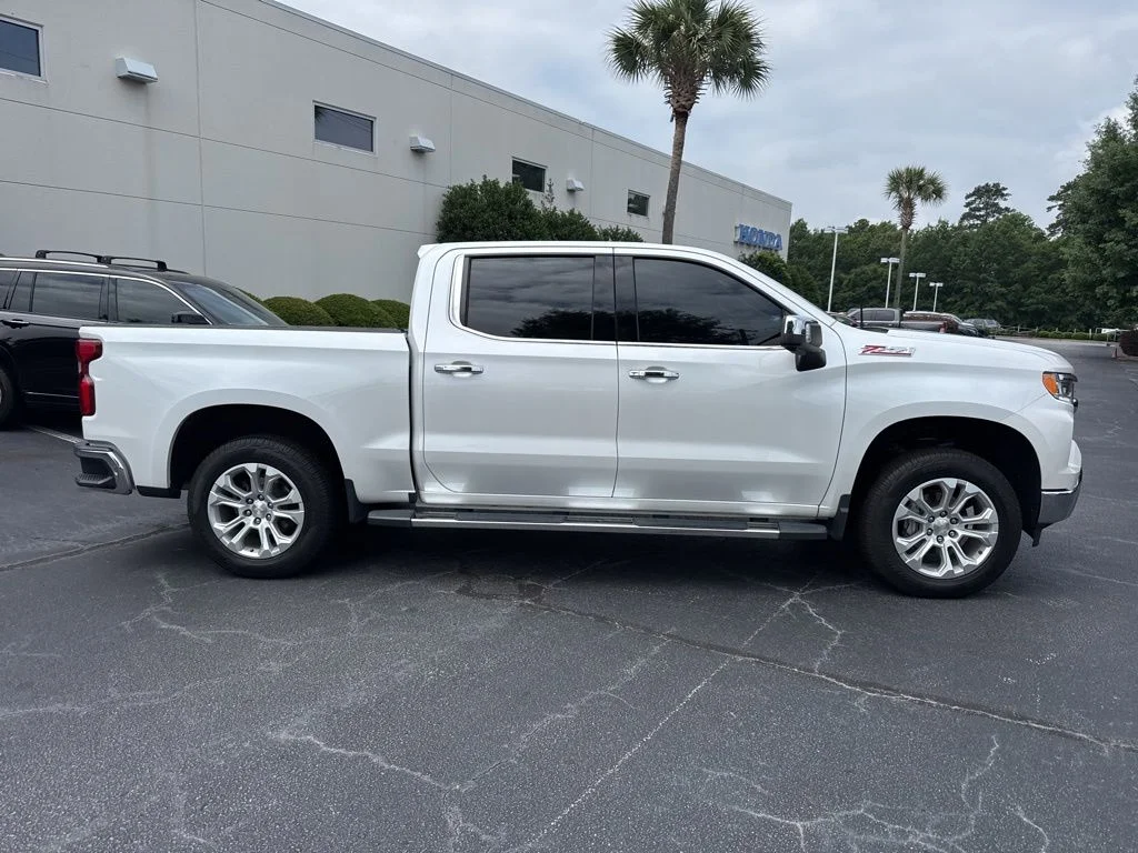 Used 2022 Iridescent Pearl Tricoat Chevrolet LTZ image 2