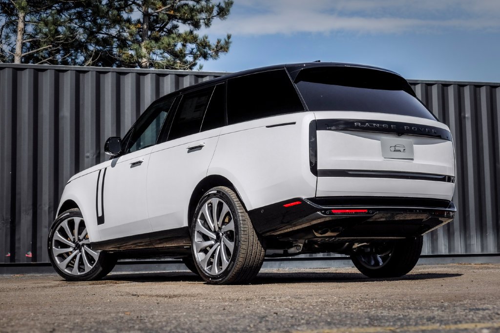 New 2026 Ostuni Pearl White Land Rover SE image 2