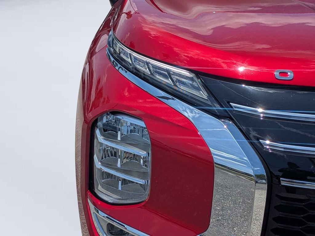 Used 2025  Mitsubishi SE image 9