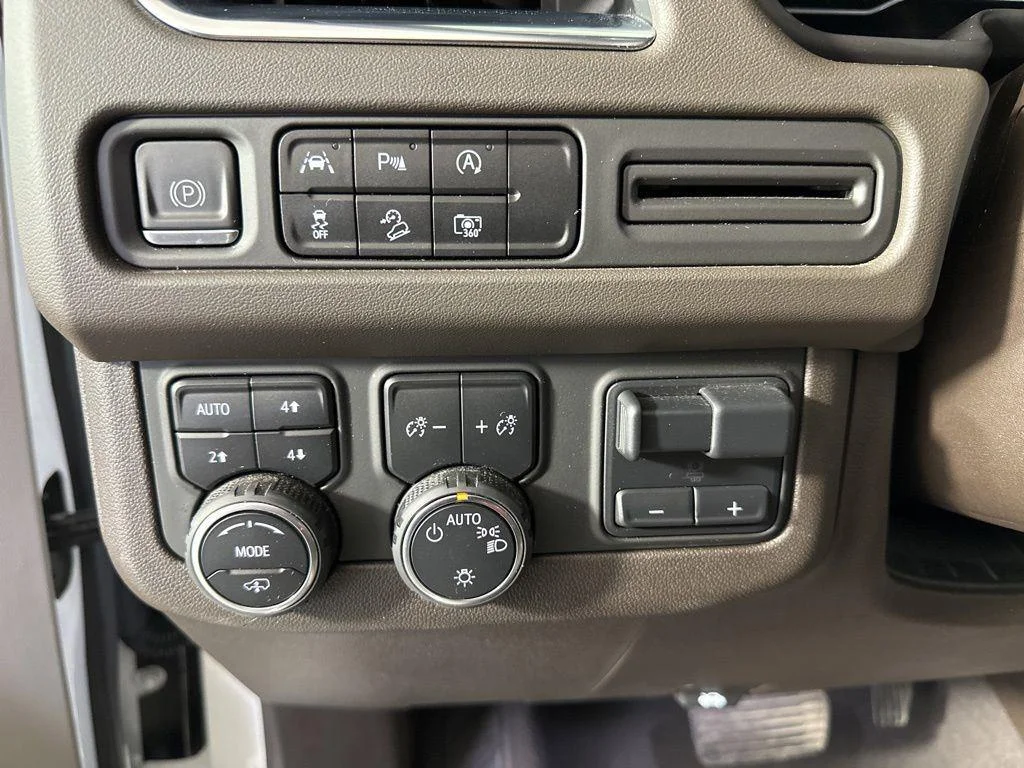 Used 2023 Pearl Chevrolet Z71 image 22