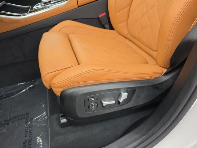 Used 2025 White Metallic BMW xDrive40i image 29