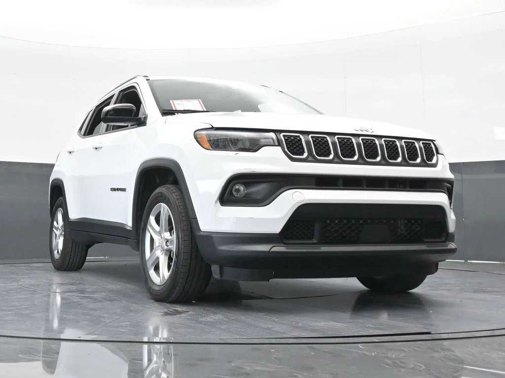 Used 2023 Bright White Clearcoat Jeep Latitude image 26