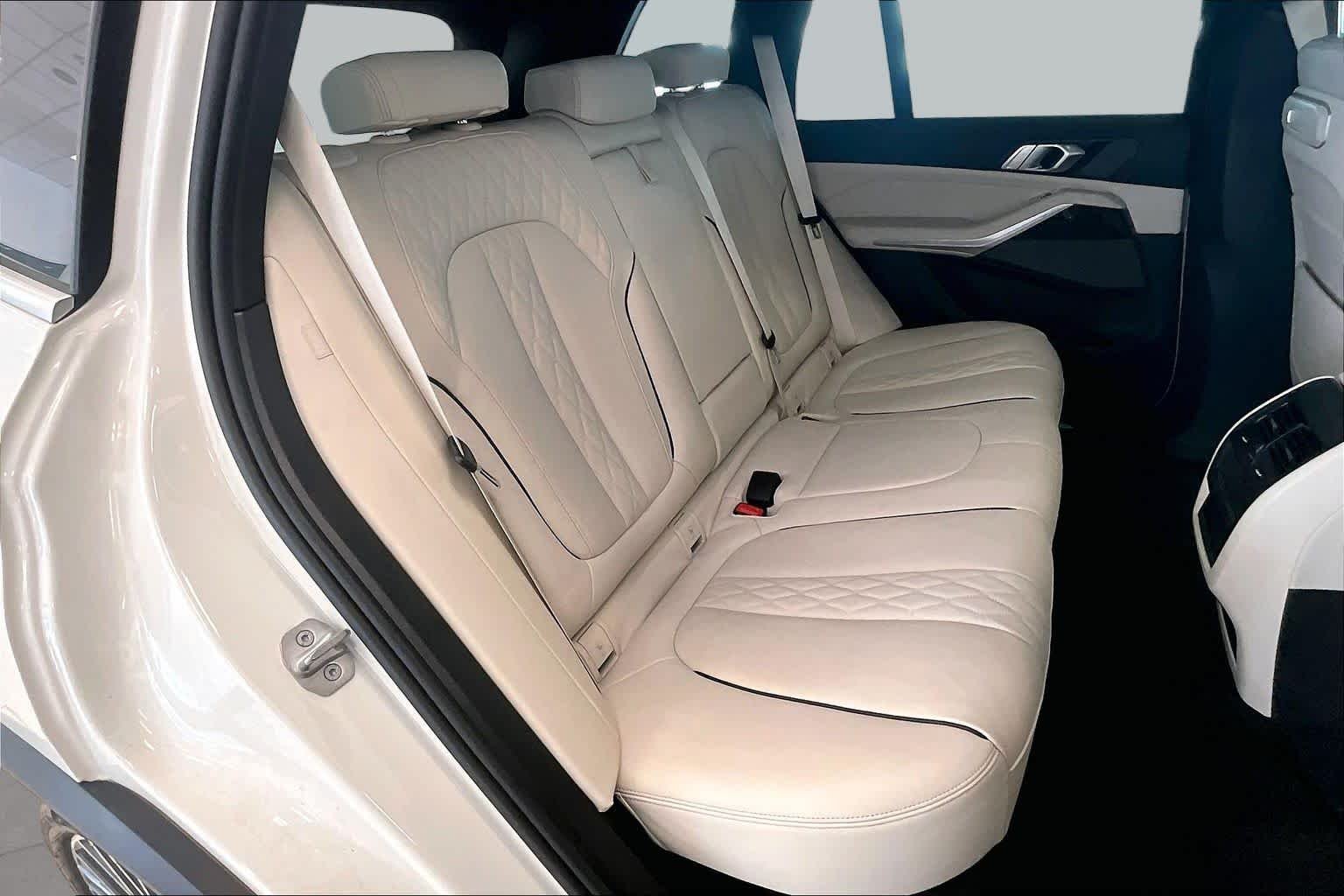Used 2024 Alpine White BMW sDrive40i image 19