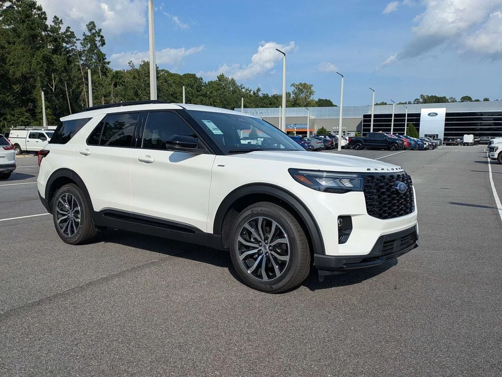 New 2026 Star White Metallic Tri-Coat Ford ST-Line image 2