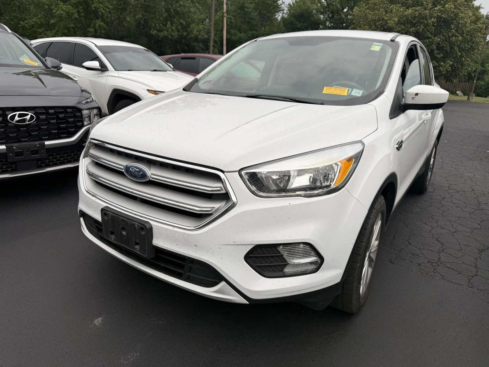 Used 2019 Wh Ford SE image 2