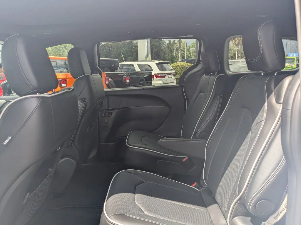 2026 Chrysler Pacifica Limited - Photo 14